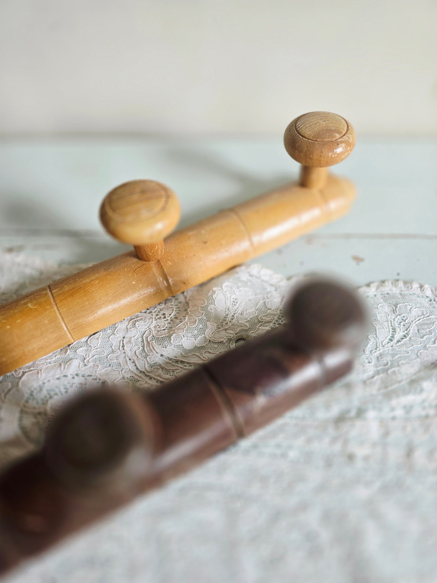 Les 2 patères en bois