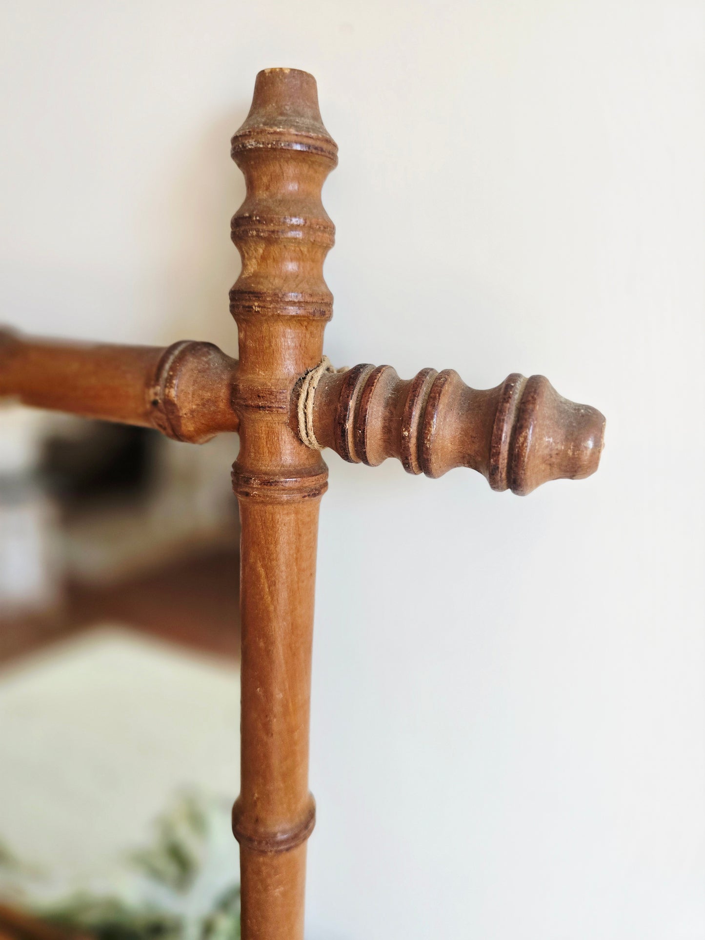 Le miroir en bois tourné