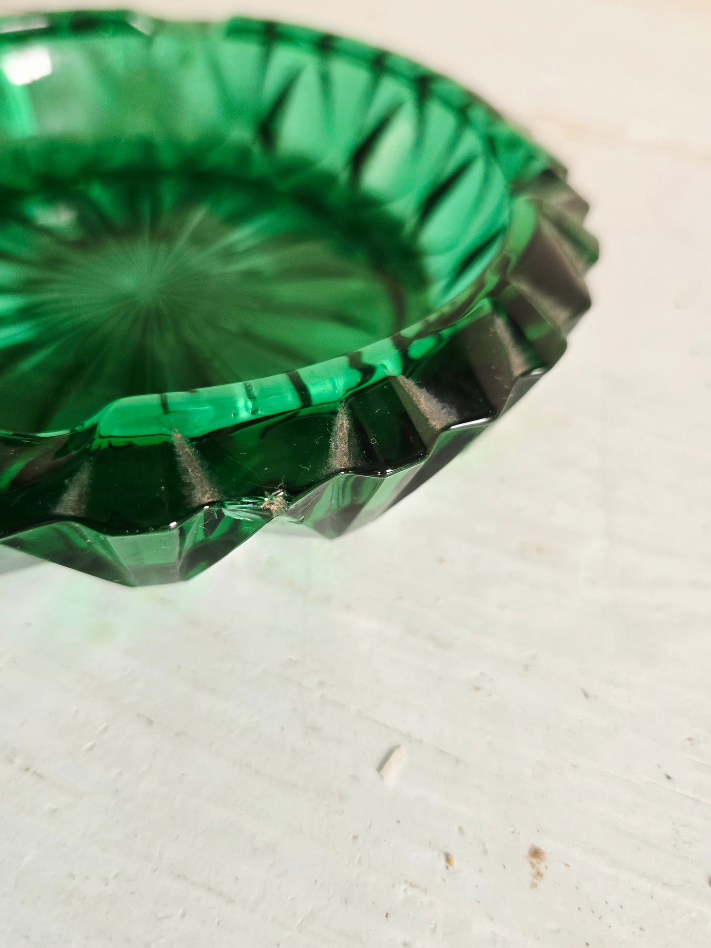 Le cendrier en verre ciselé