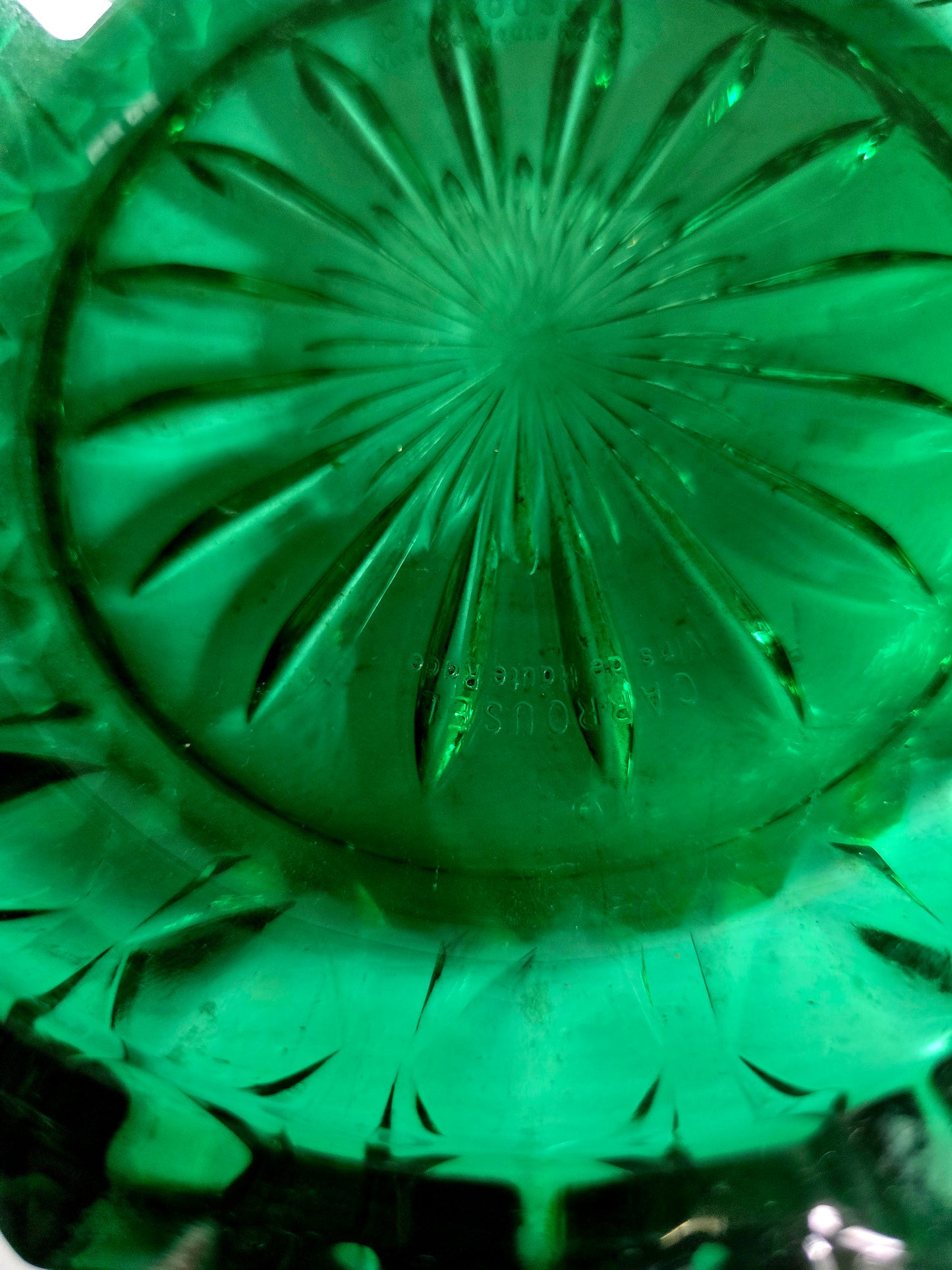 Le cendrier en verre ciselé