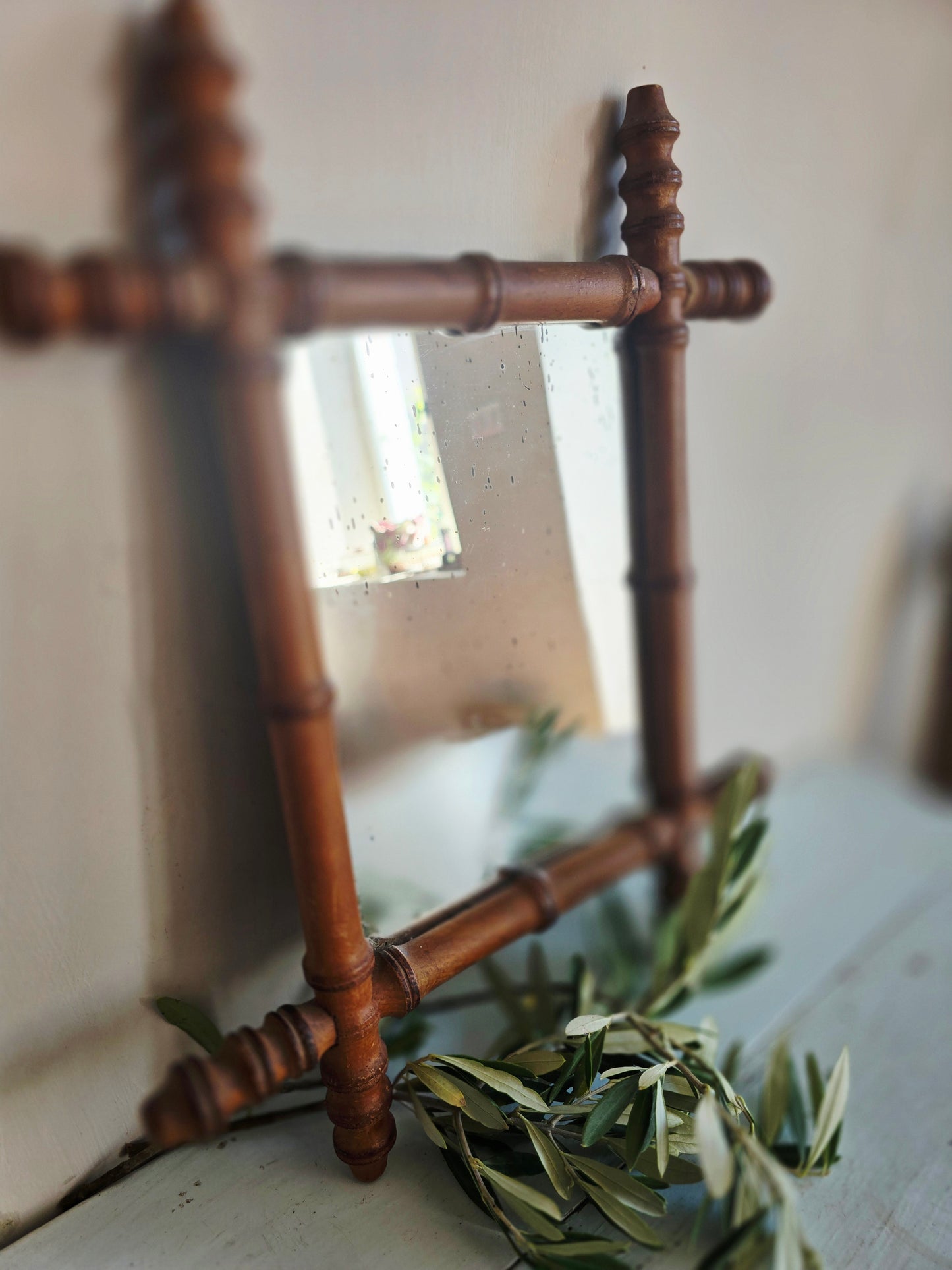 Le miroir en bois tourné