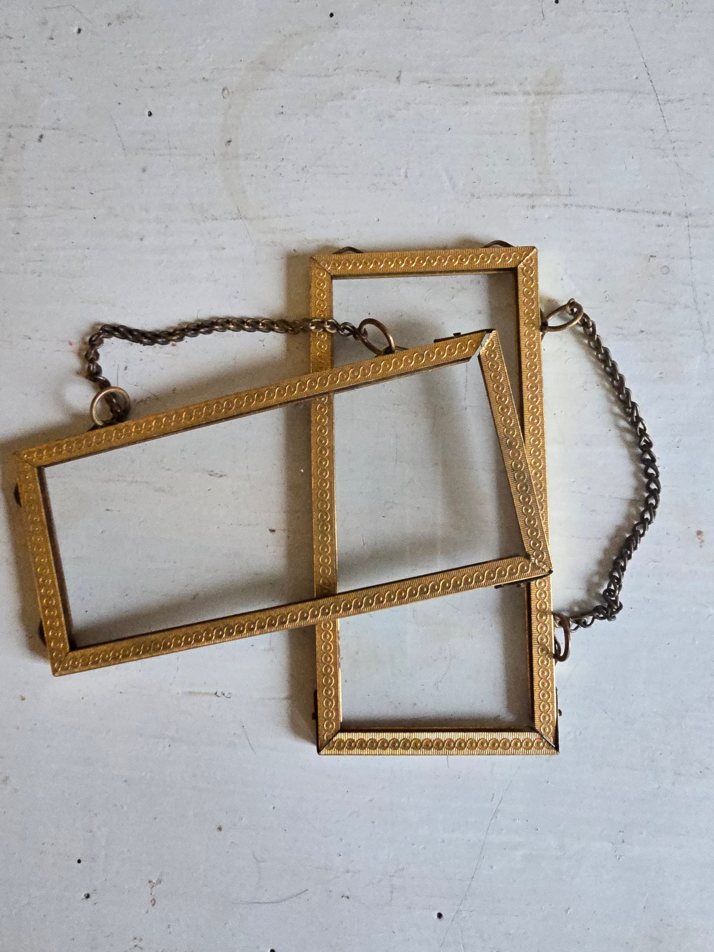 La paire de petits cadres en laiton