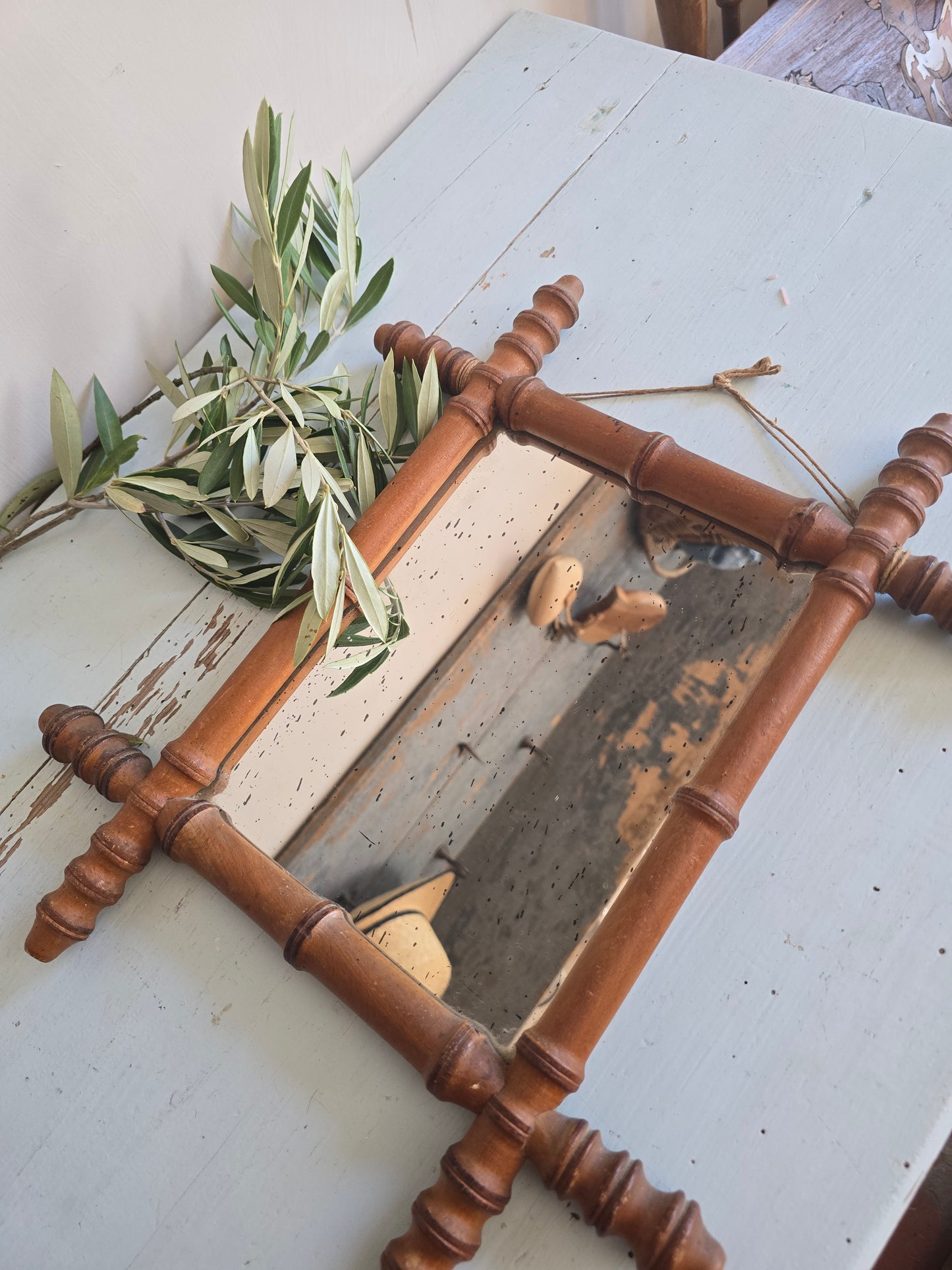 Le miroir en bois tourné