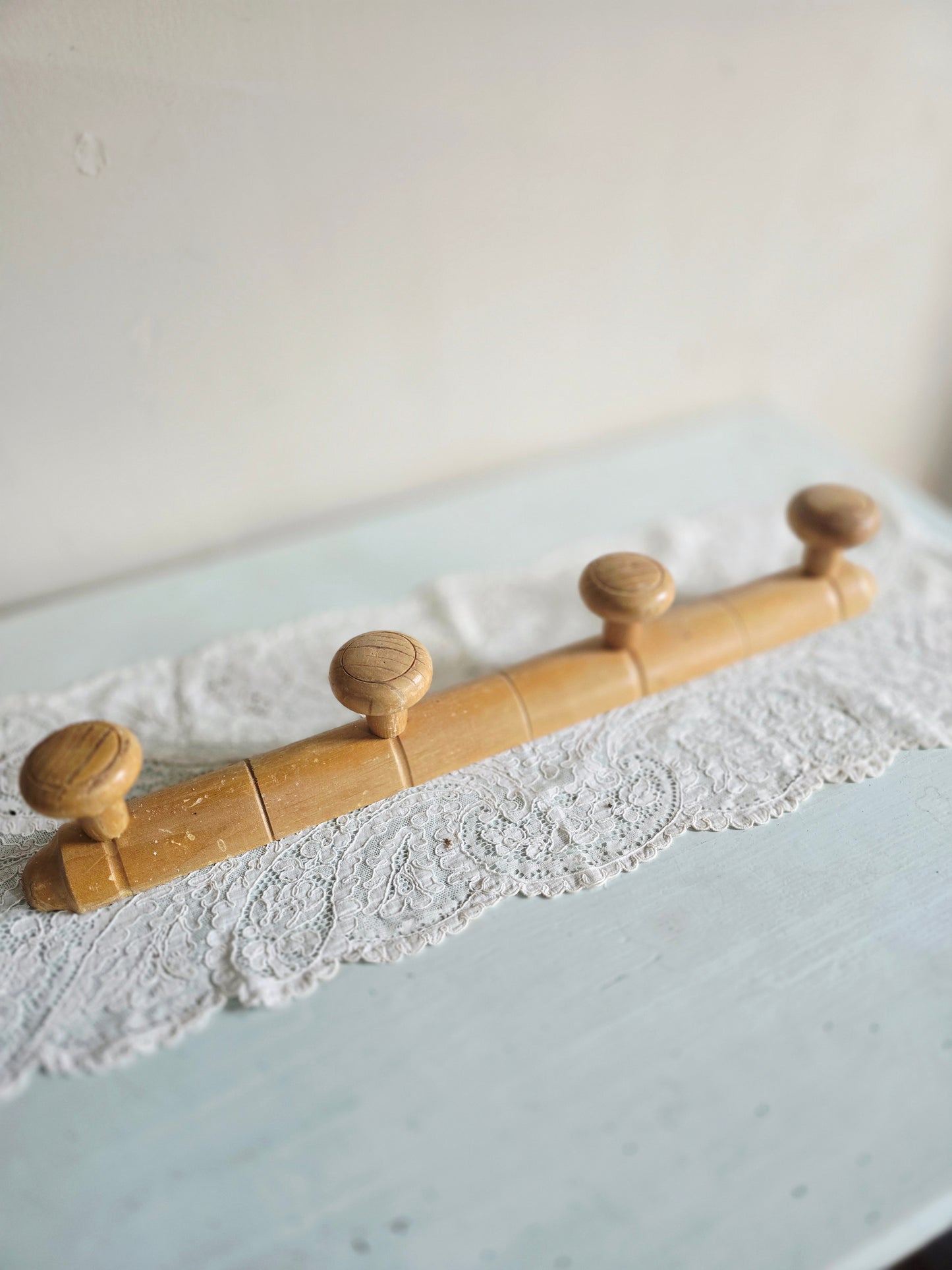 Les 2 patères en bois