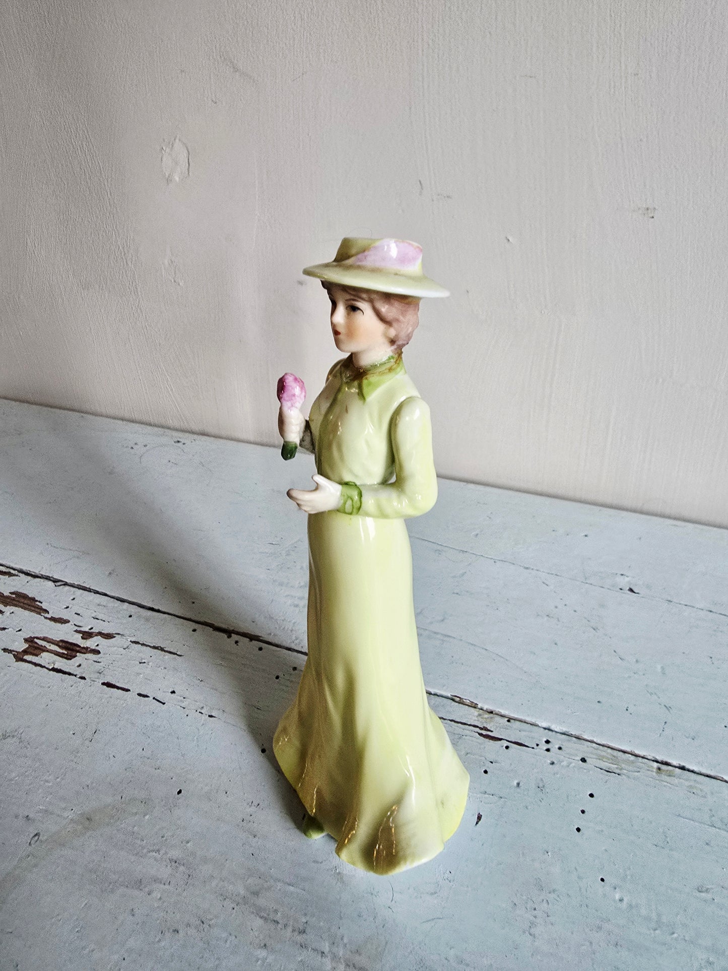La figurine dame en vert