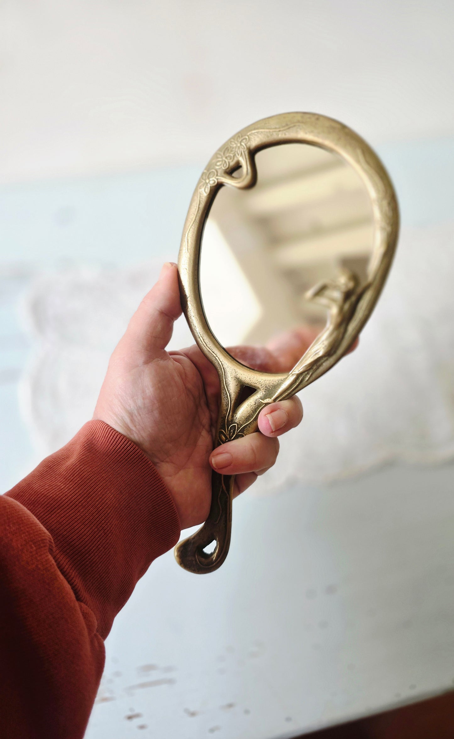 Le miroir à main en laiton