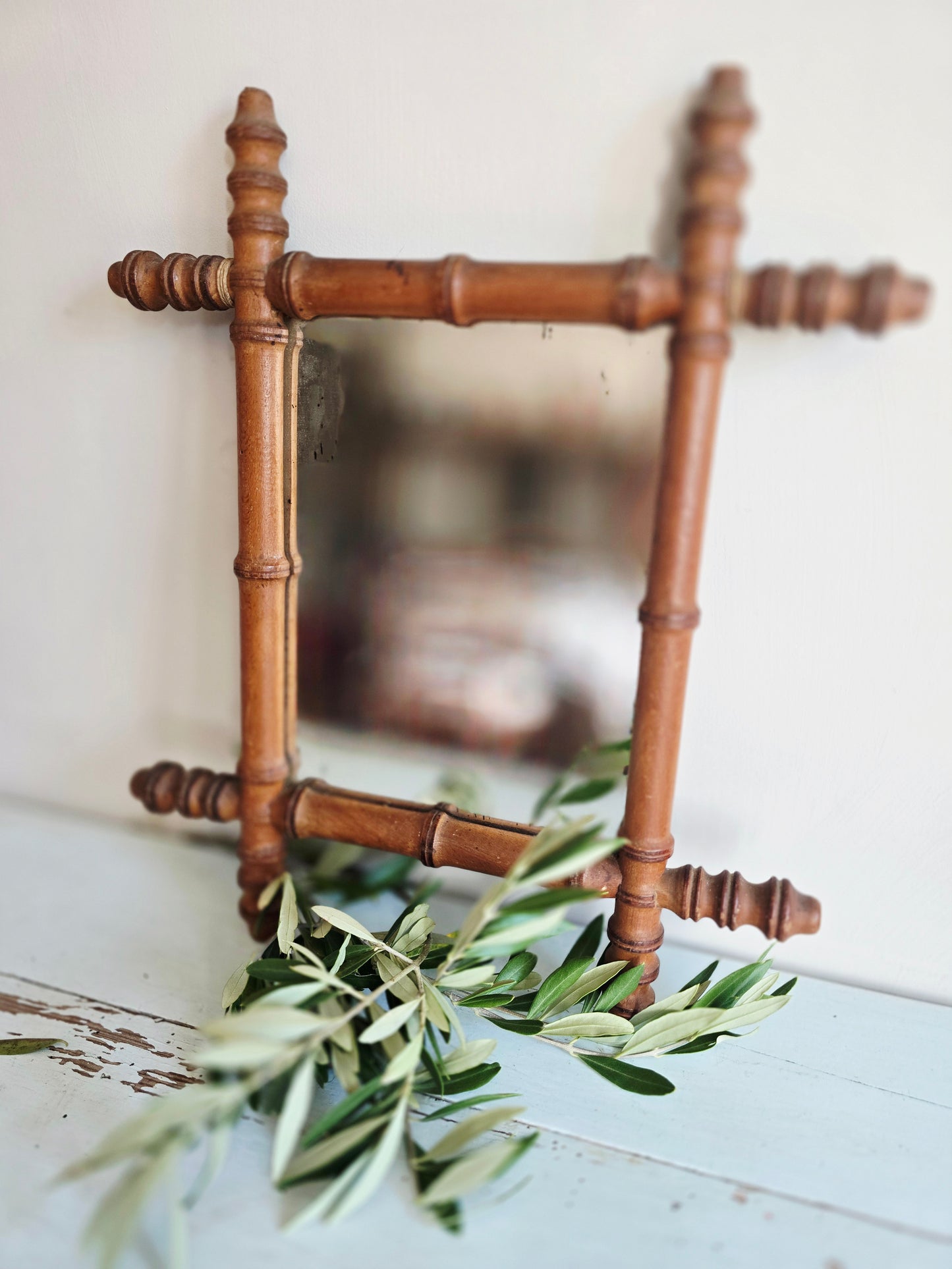 Le miroir en bois tourné