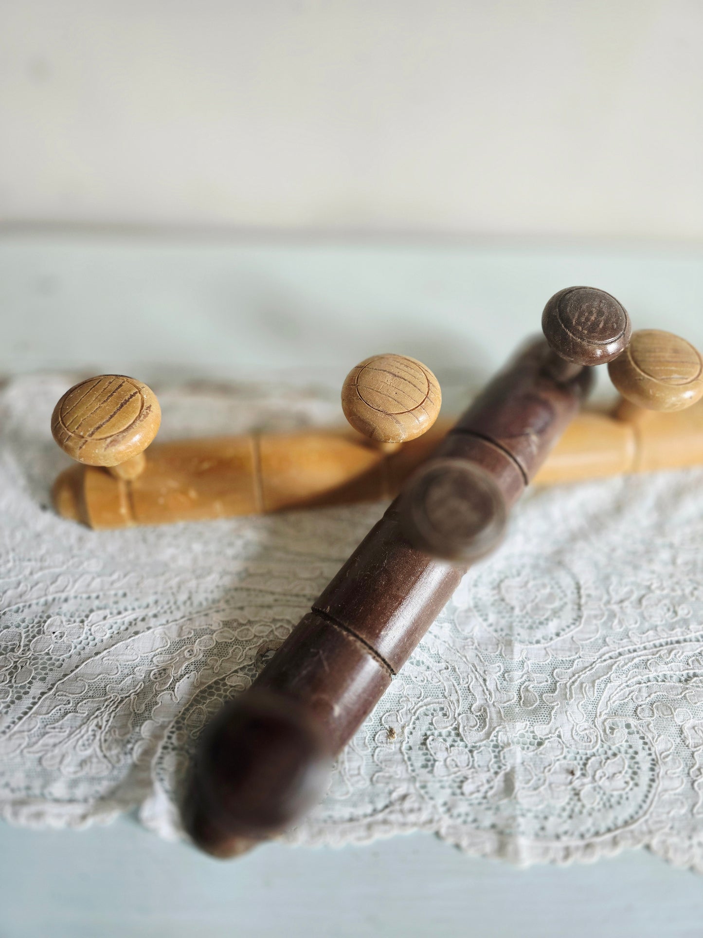 Les 2 patères en bois