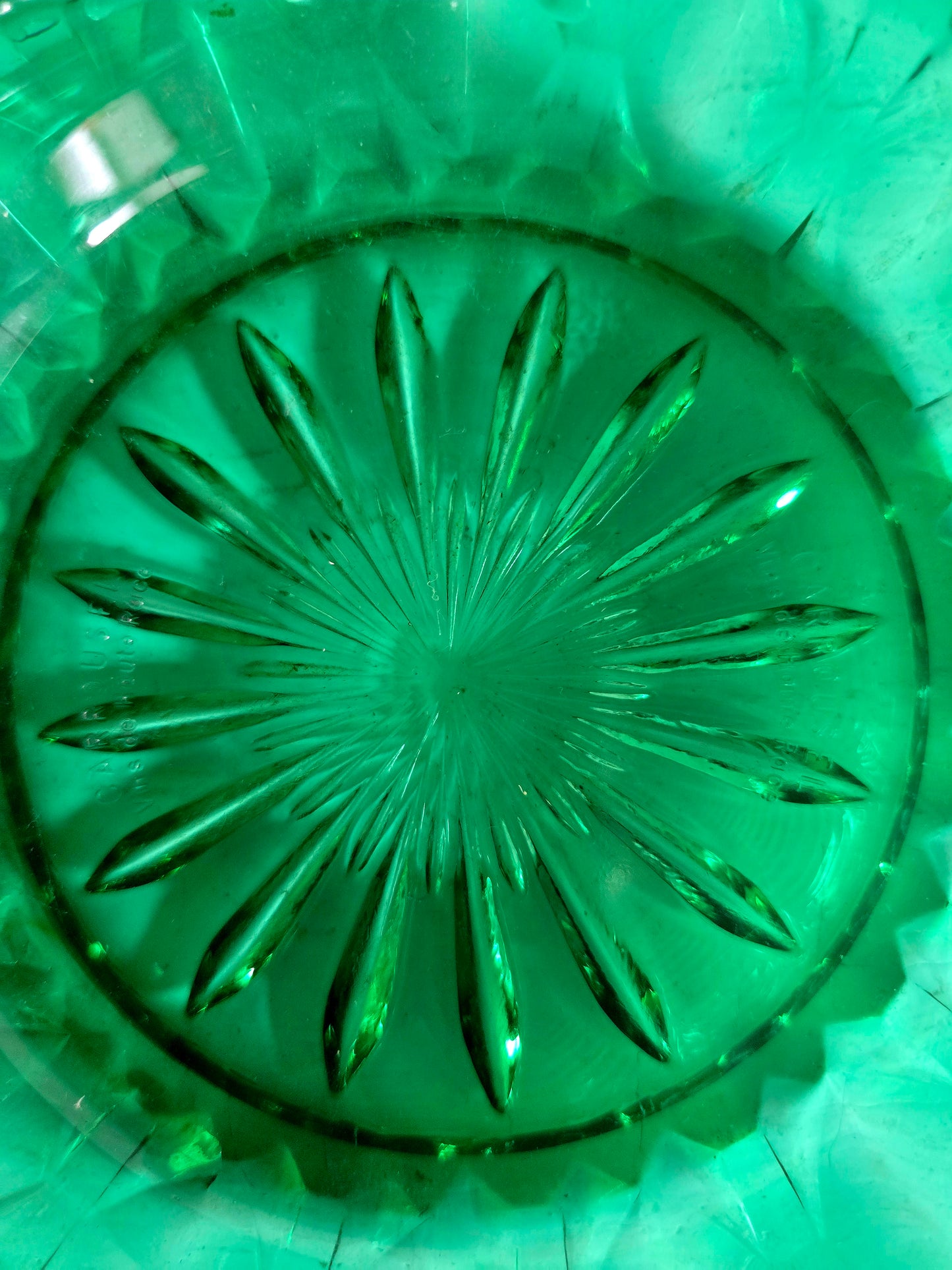 Le cendrier en verre ciselé