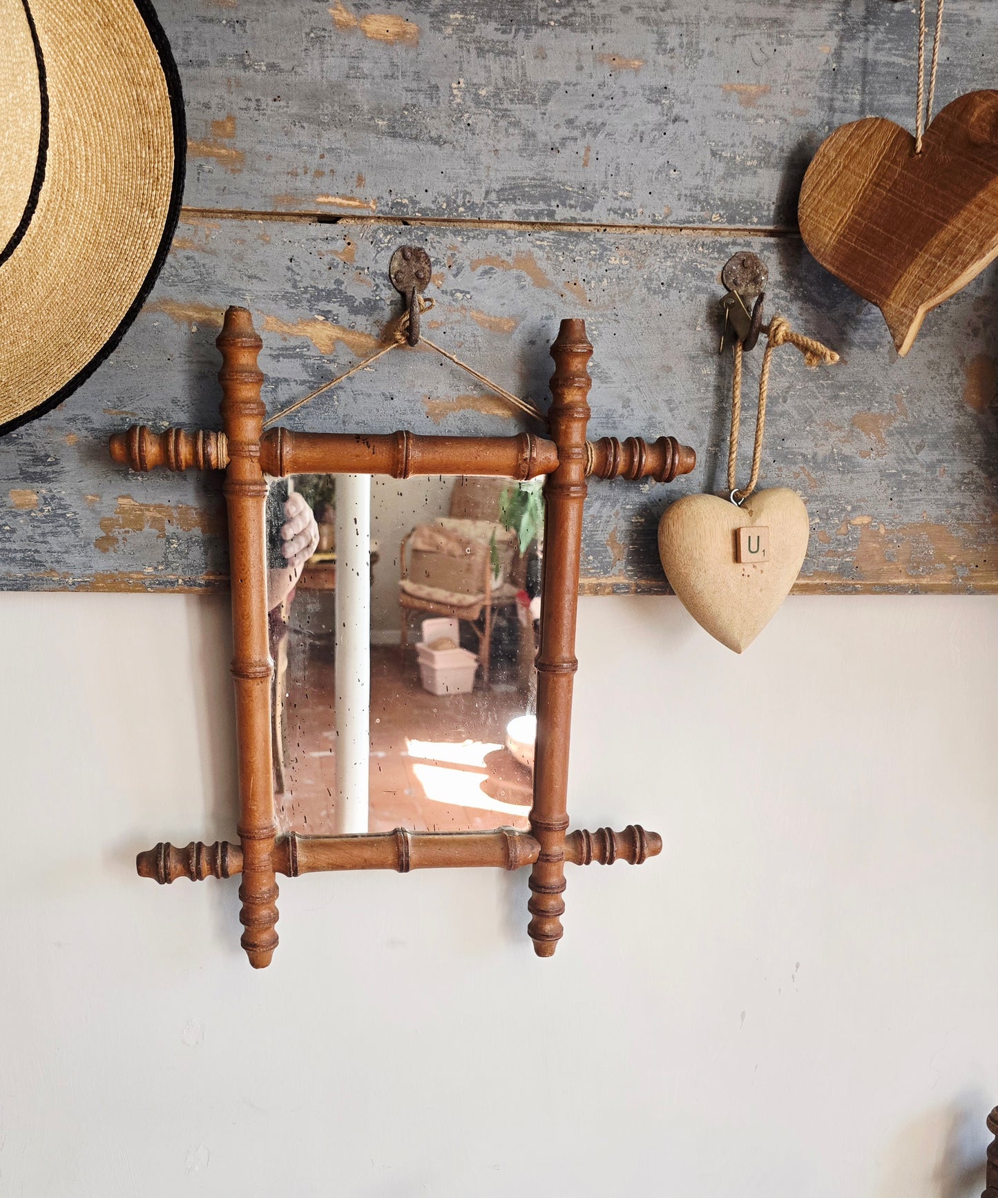 Le miroir en bois tourné