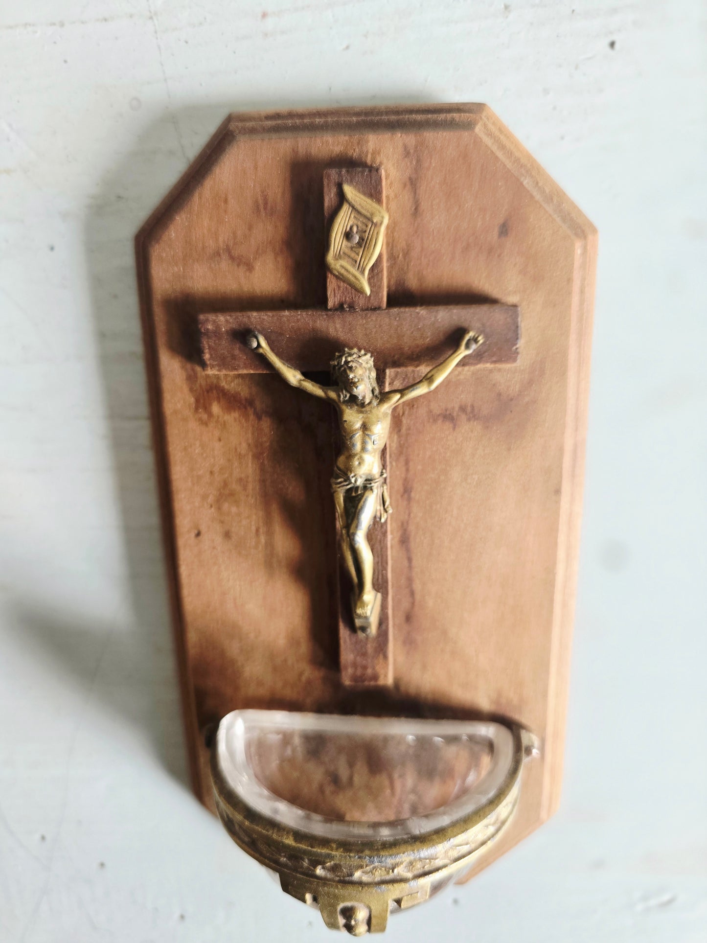 Le crucifix-bénitier vintage