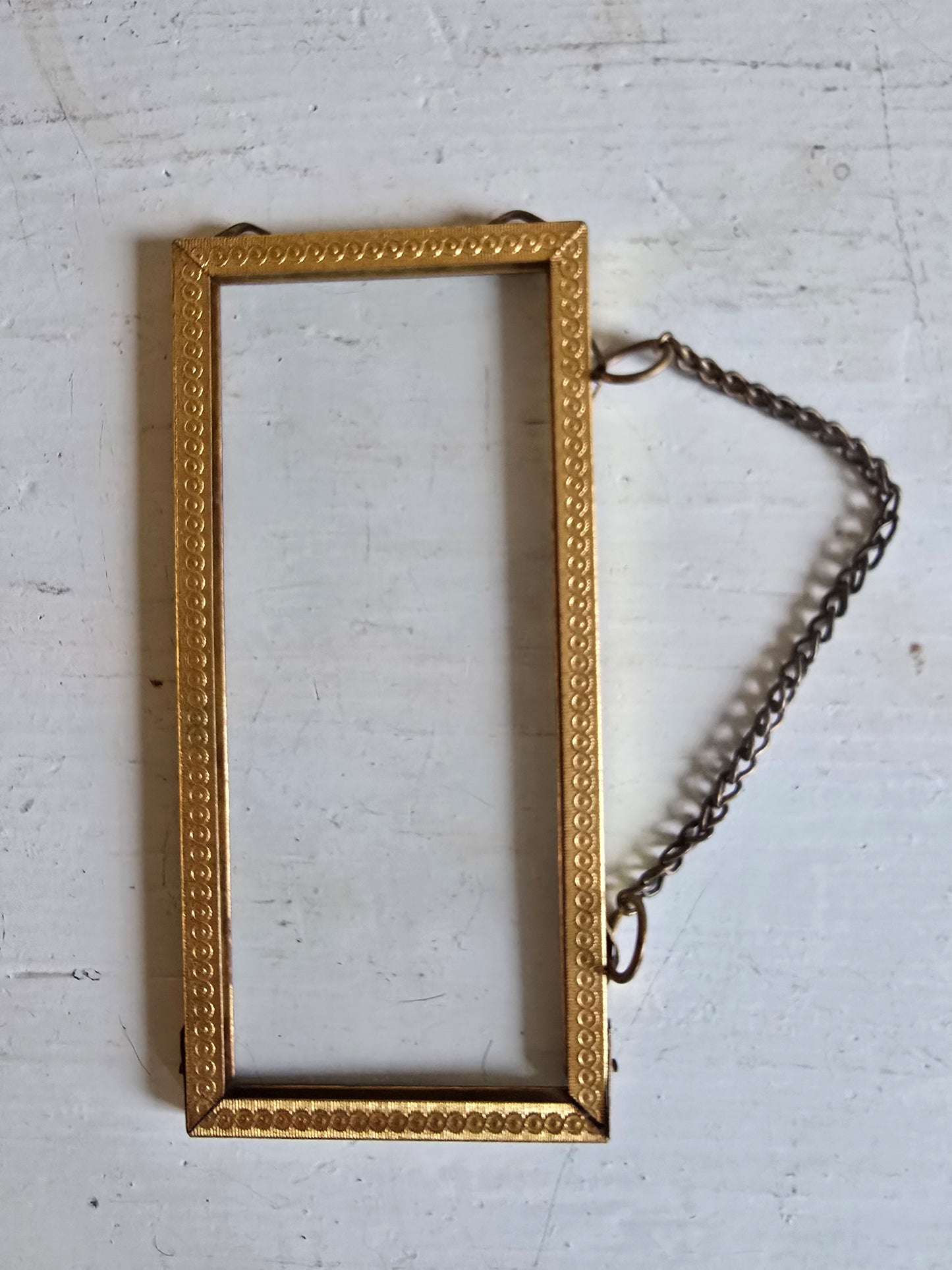 La paire de petits cadres en laiton