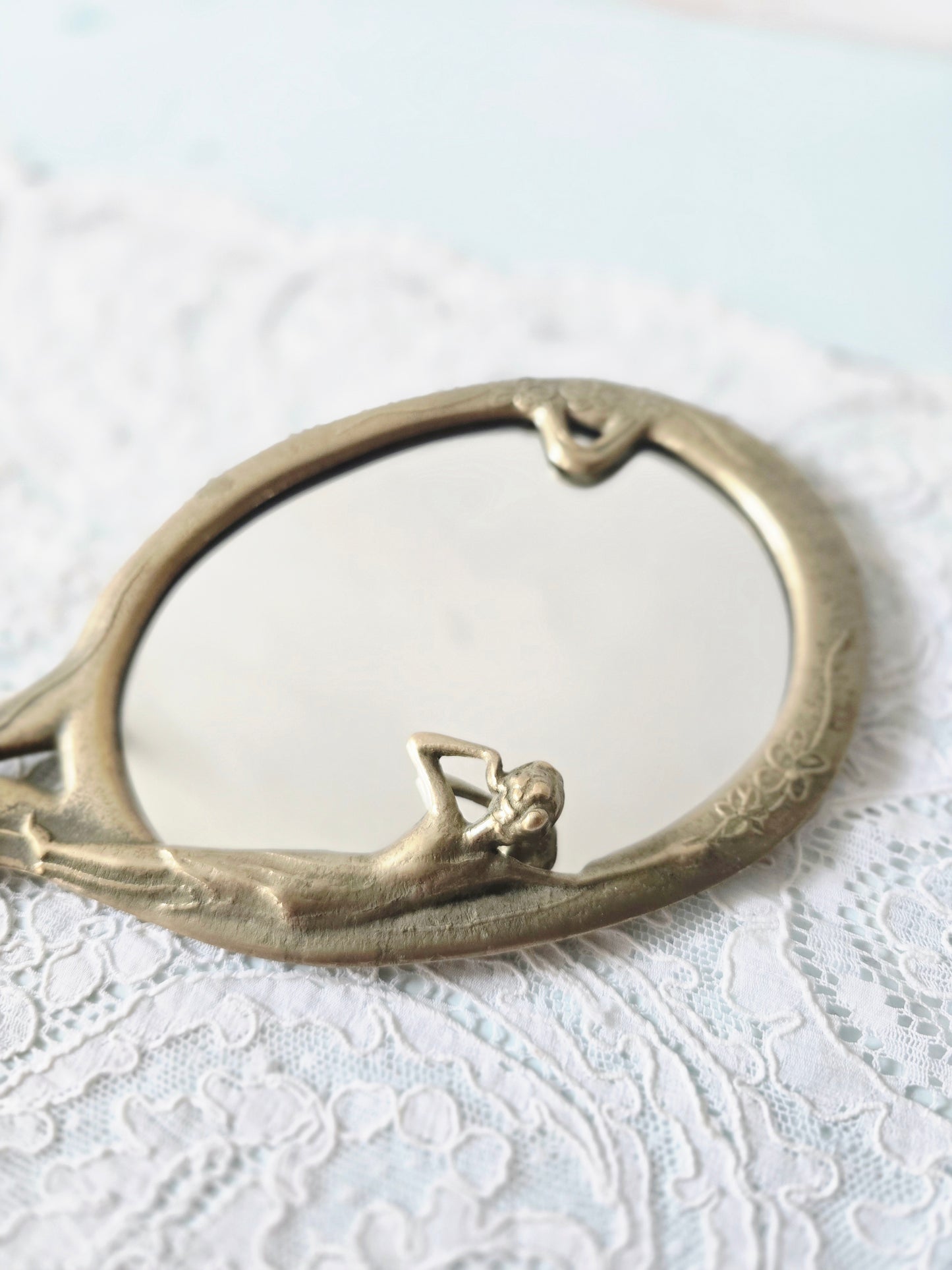 Le miroir à main en laiton