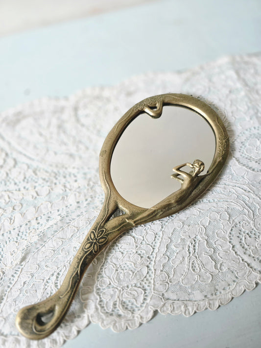Le miroir à main en laiton