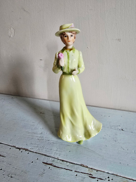 La figurine dame en vert