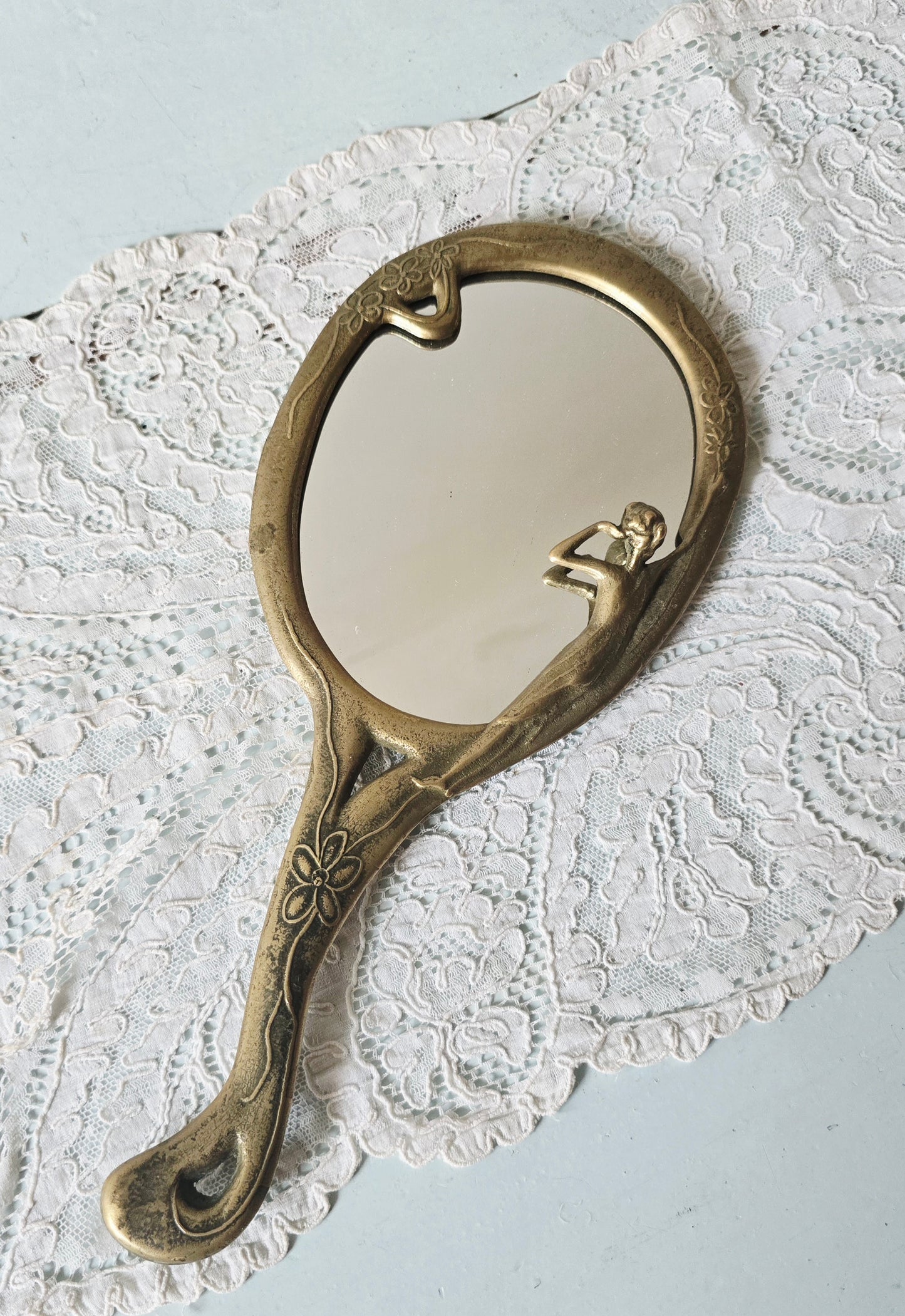 Le miroir à main en laiton