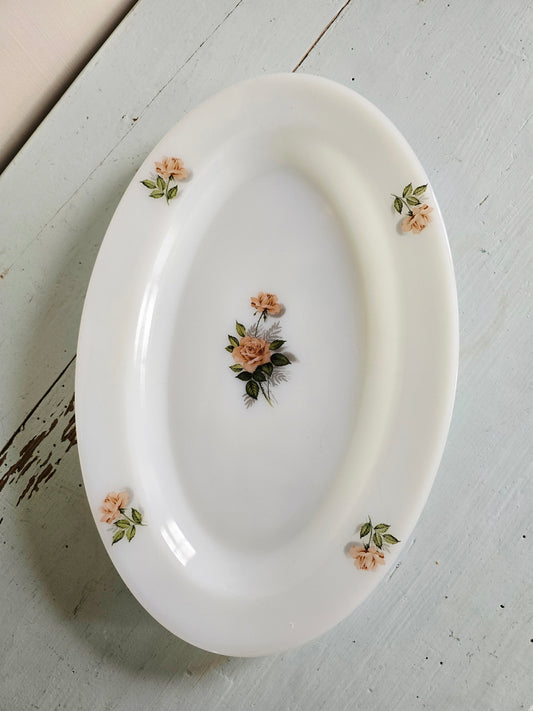 Le plat arcopal Roses