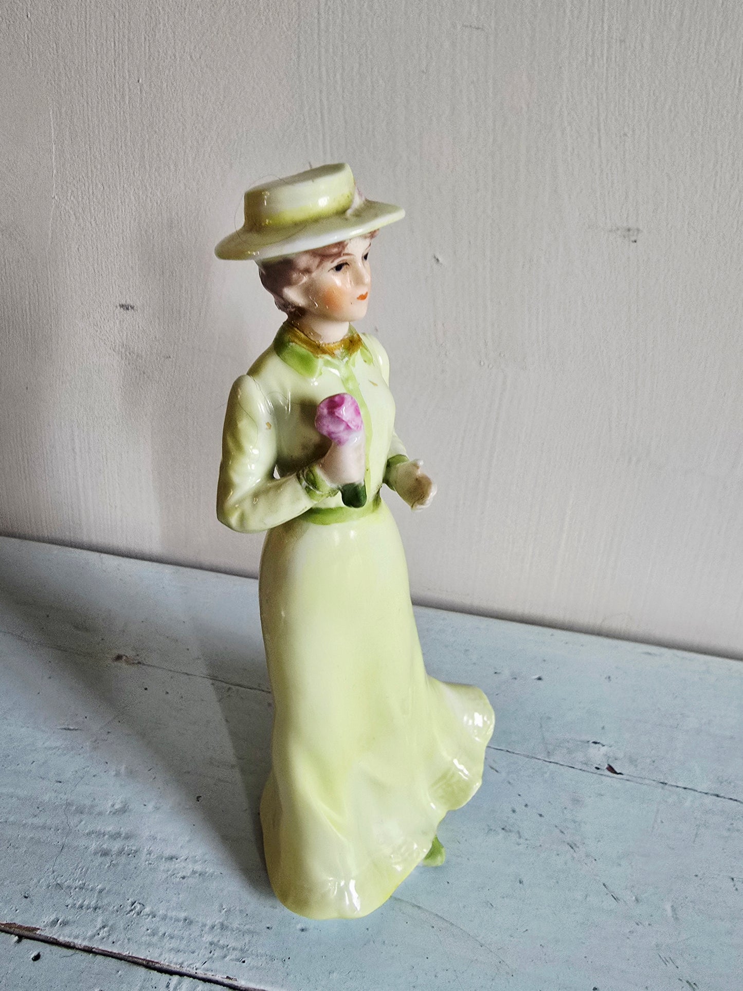 La figurine dame en vert