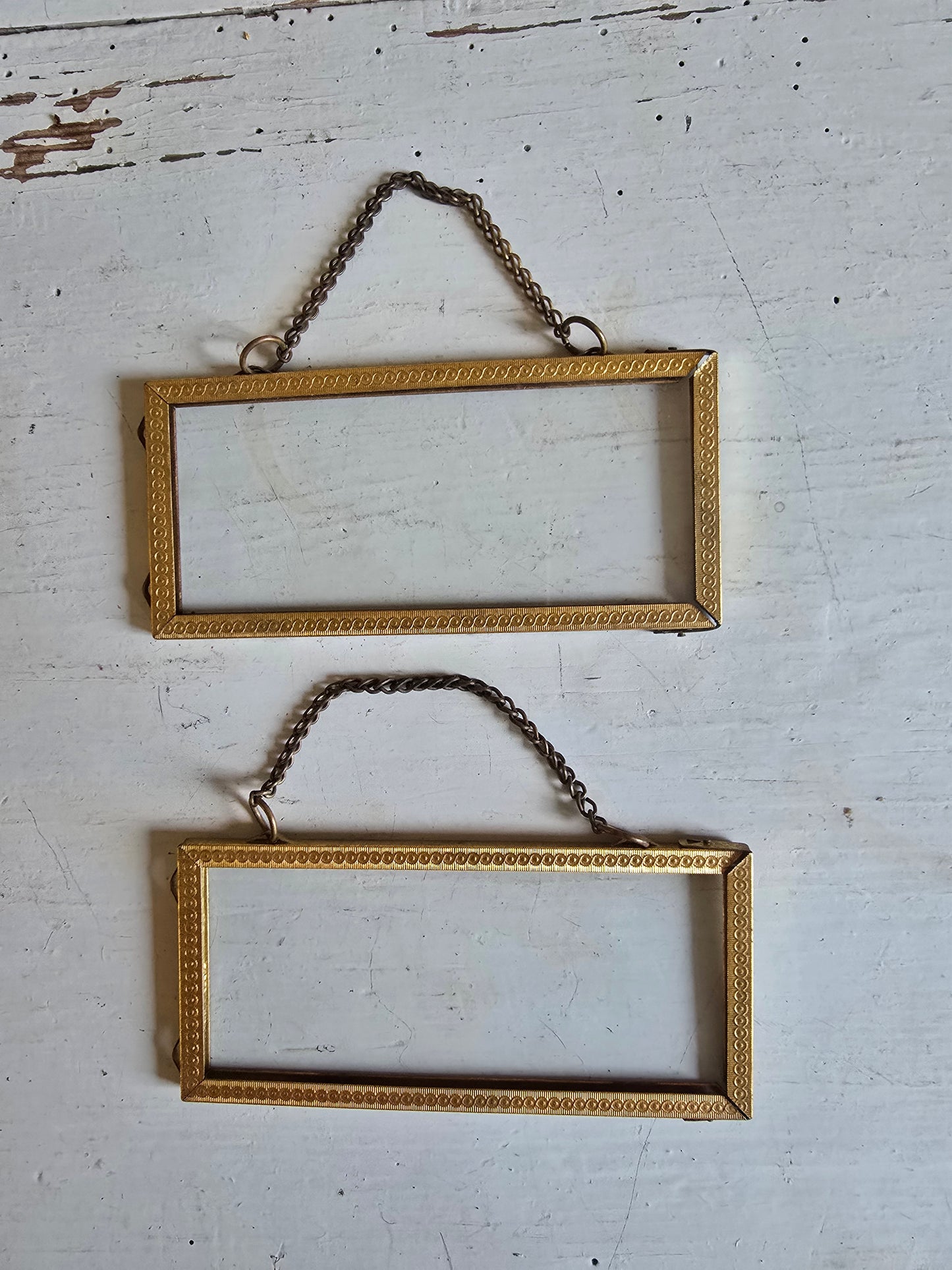 La paire de petits cadres en laiton