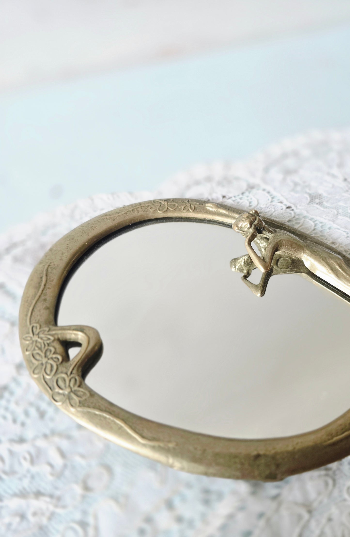 Le miroir à main en laiton