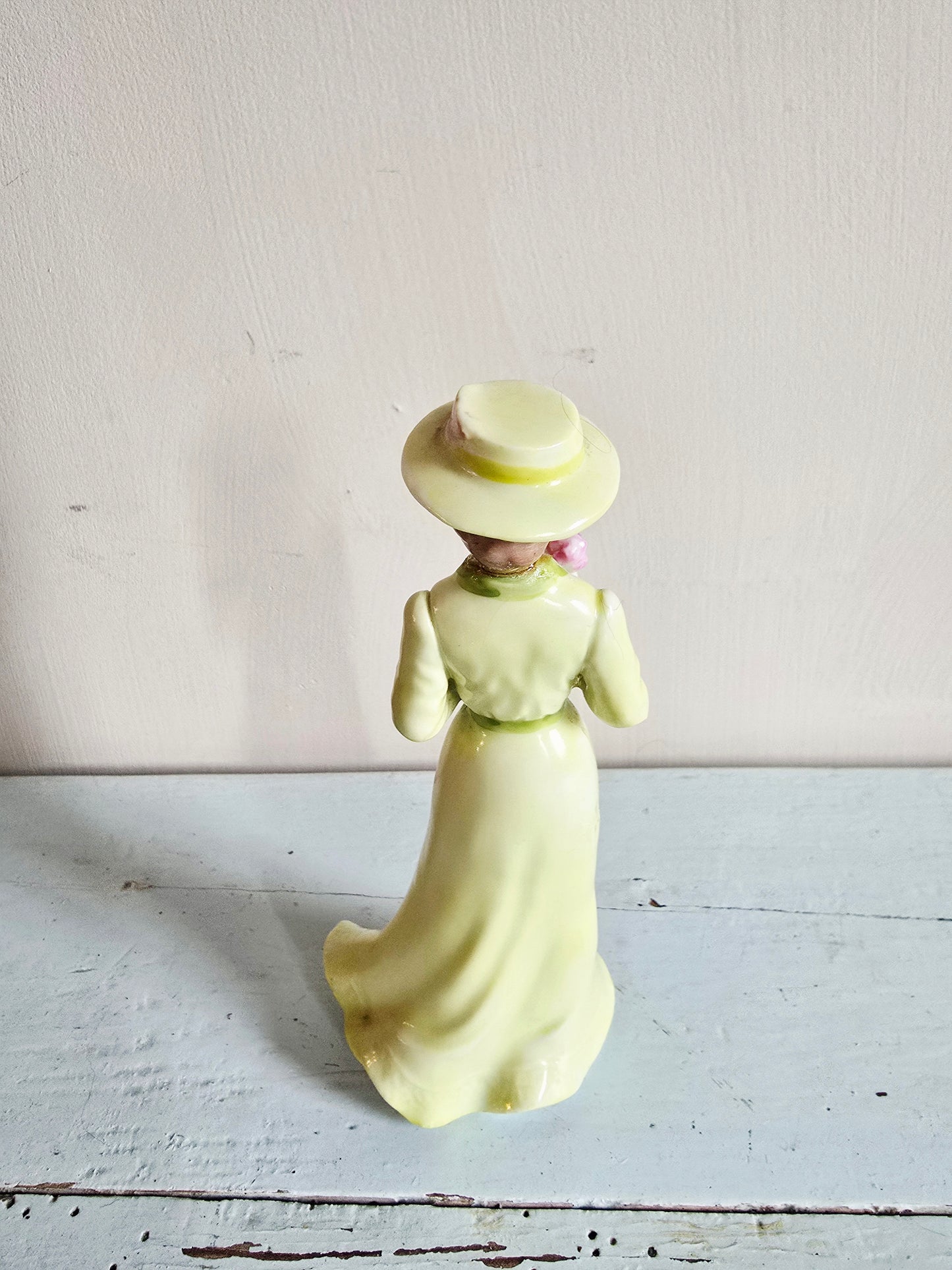 La figurine dame en vert