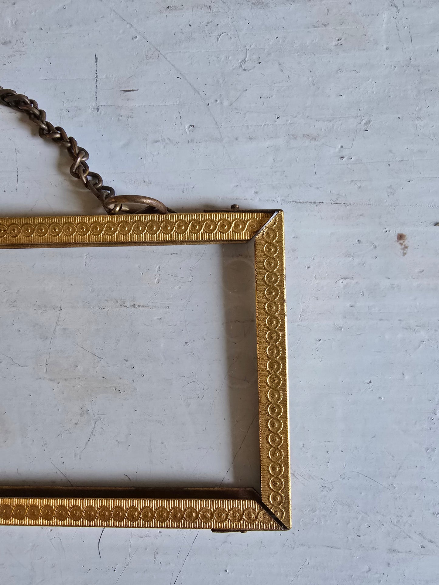 La paire de petits cadres en laiton