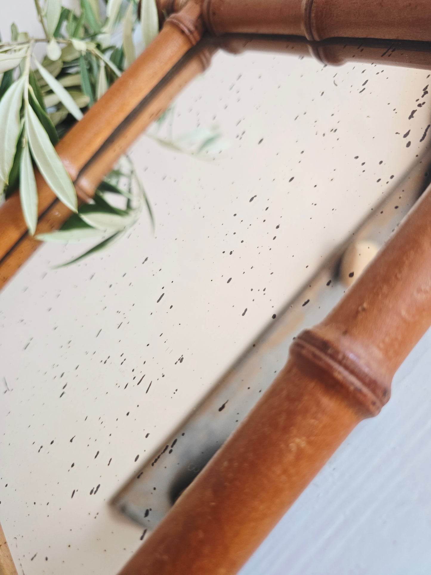 Le miroir en bois tourné
