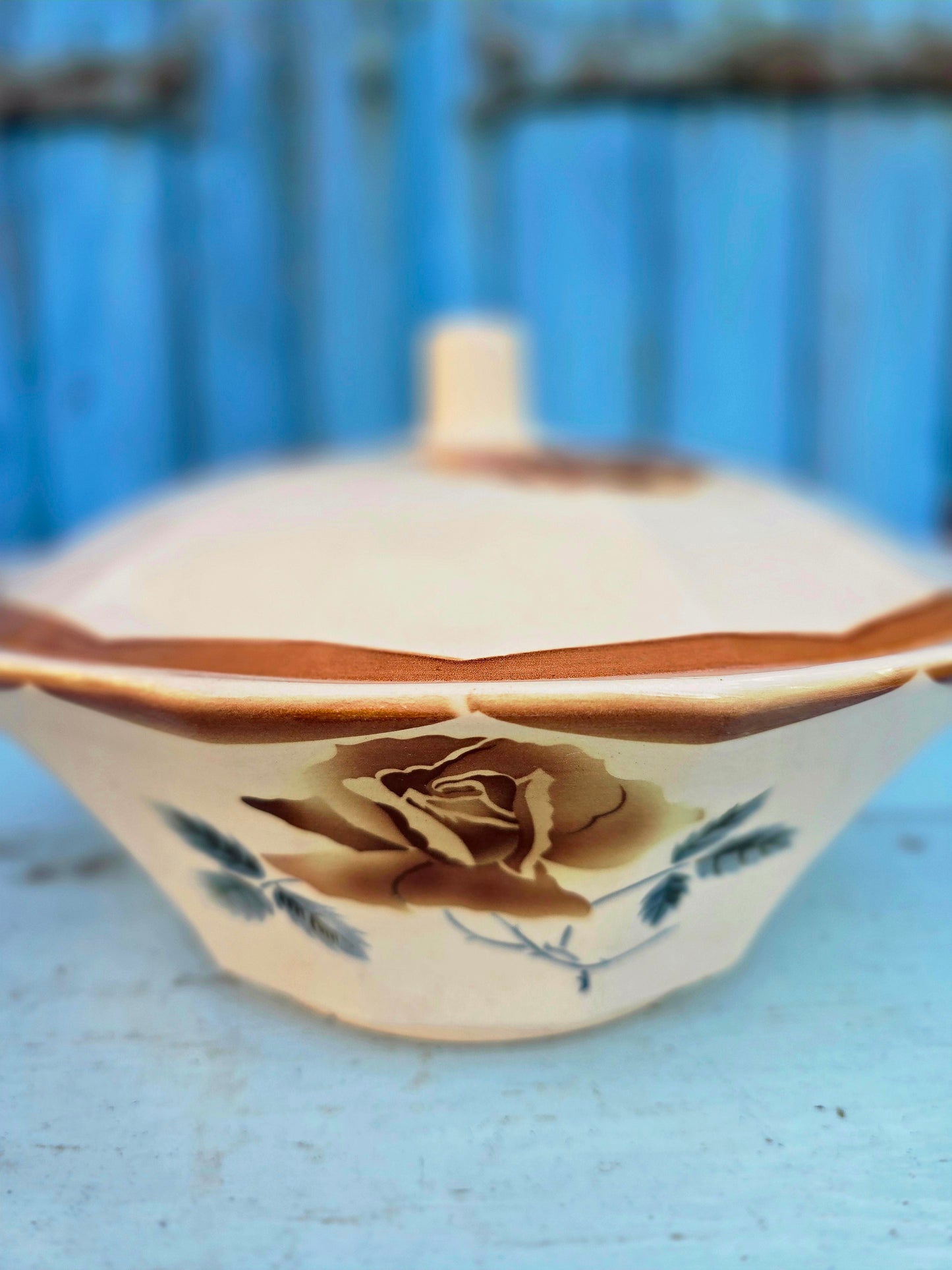 La soupière à la rose
