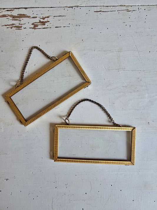 La paire de petits cadres en laiton