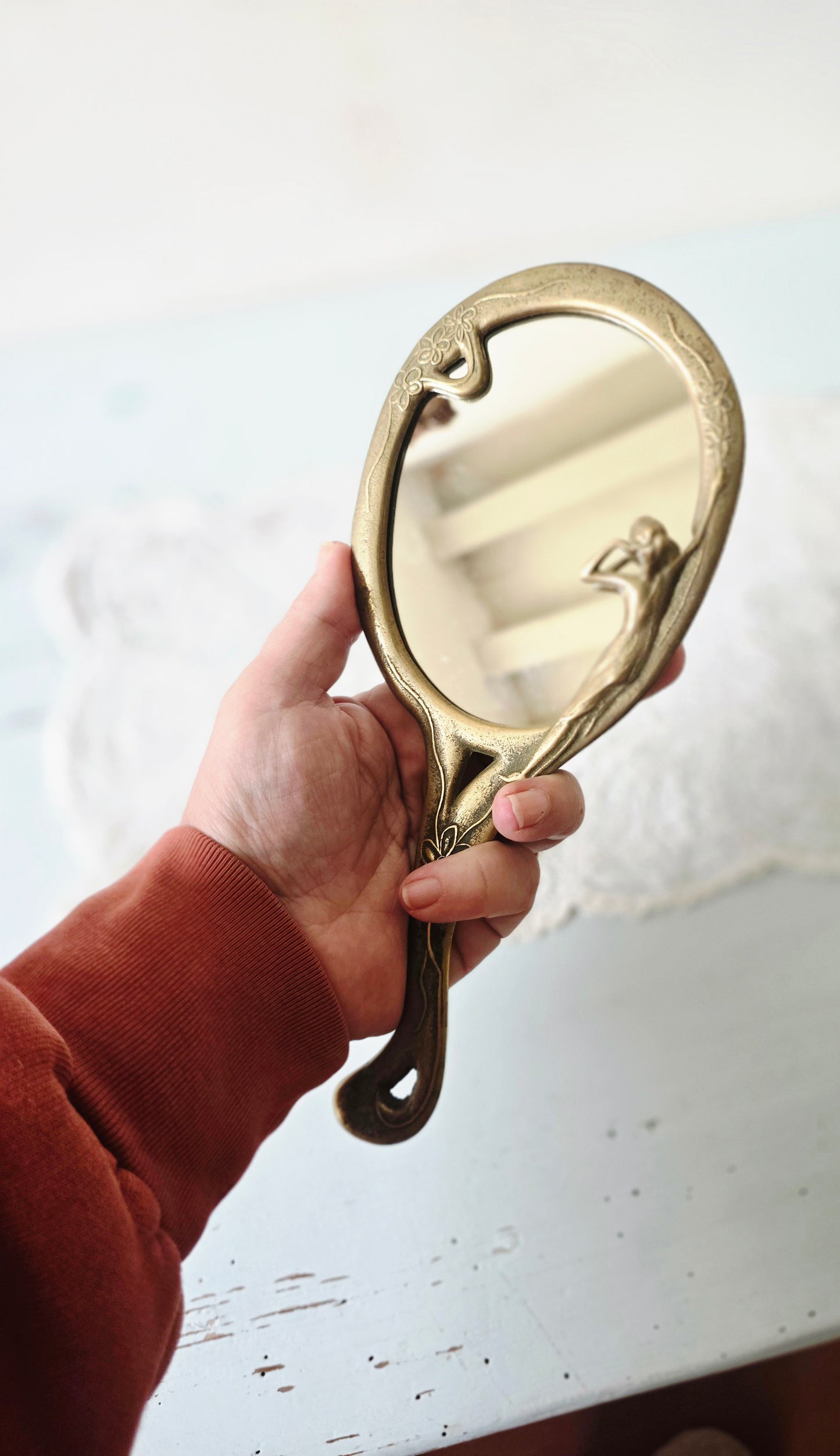 Le miroir à main en laiton